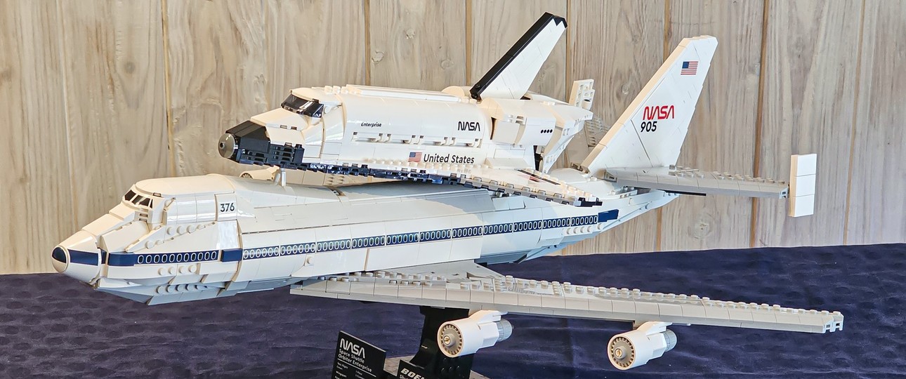 Neu aus Legosteinen: Boeing 747 und Space Shuttle Enterprise.