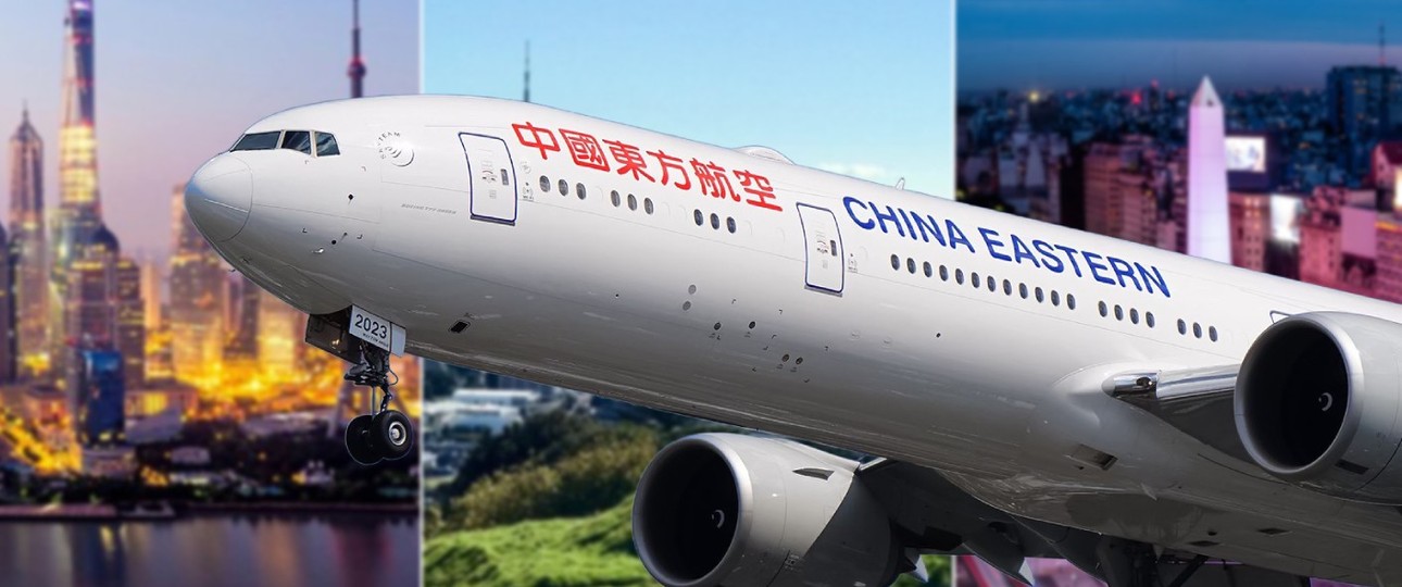 Boeing 777 von China Eastern, im Hintergrund Start, Stopp und Ziel: Es wird ein sehr langer Flug.