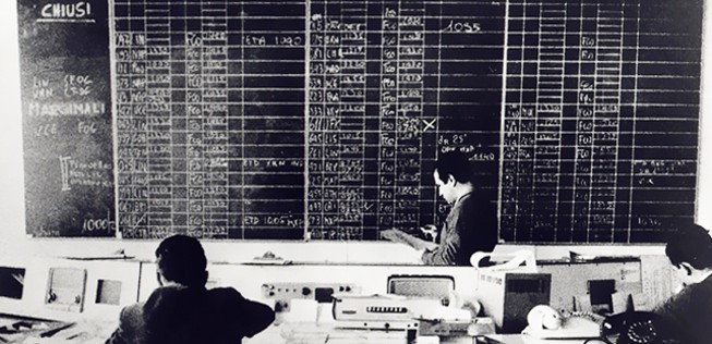 Flughafen Rom-Fiumicino, die Heimat von Alitalia: In den 1960-er-Jahren wurde die Flugstatus-Übersicht noch manuell aktualisiert.