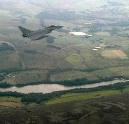 Kampfjet neben Passagiermaschine: Das kömmt öfters vor.