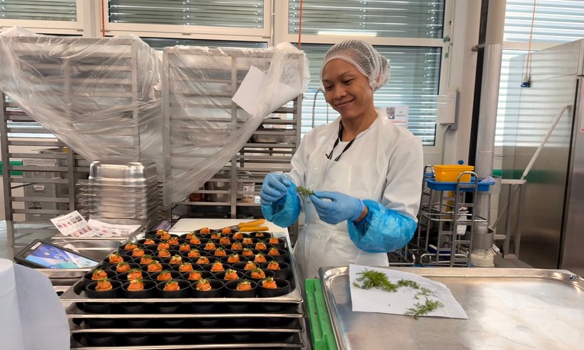 Auch in der Küche von Gate Gourmet wird vieles von Hand gemacht.