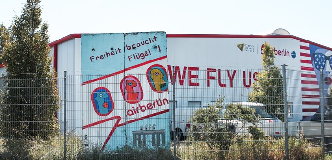 Nicht weniger pathetisch: Ganz links am Zaun steht ein originales Stück der Berliner Mauer, Air Berlin lies ihr Logo samt den Spruch «Freiheit braucht Flügel» darauf malen.