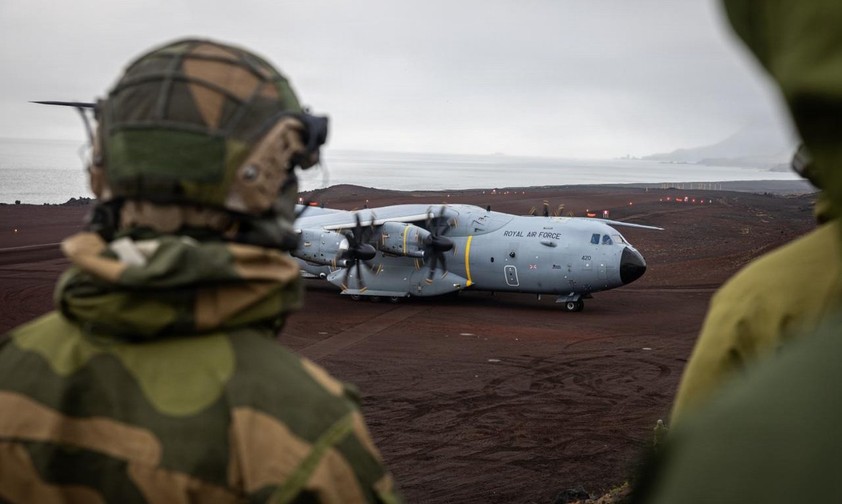 Airbus A400M der Roal Air Force nach der Landung in Jan Mayen: Mit dem Transporter wurden Nato-Kontingente in die Arktis verlegt.
