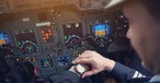 Blick auf die Uhr: Airlines wollen pünktlich sein.