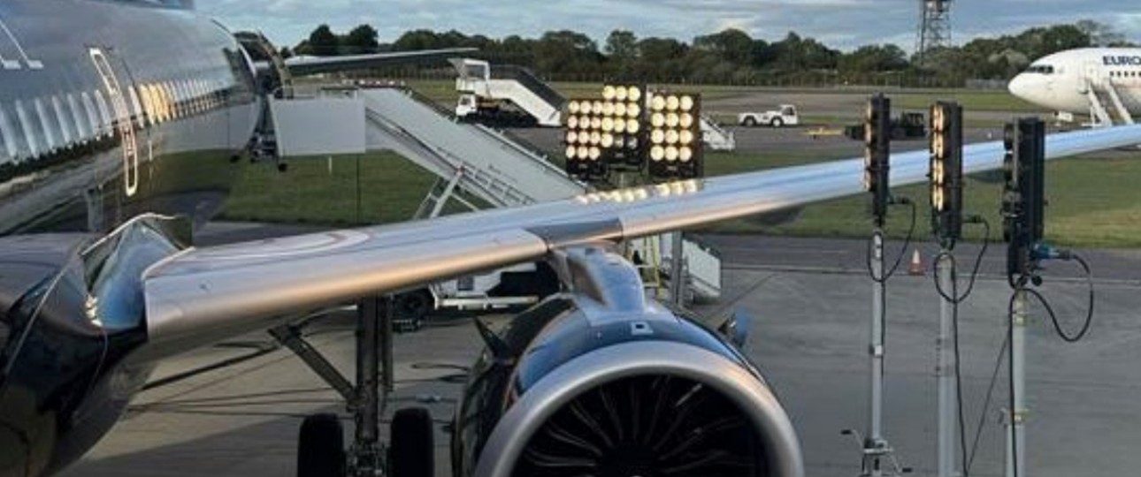 Dreharbeiten: Der Airbus A321 Neo und die Lampen.