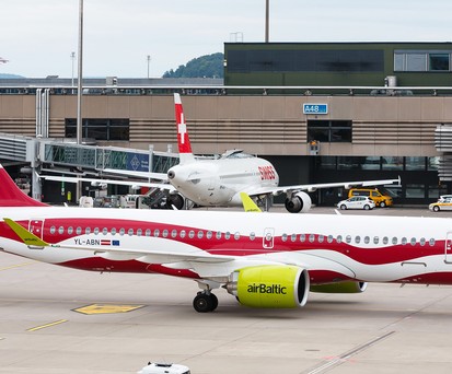 Flieger von Air Baltic und Swiss in Zürich: Die Schweizer Gewerkschaften weheren sich.