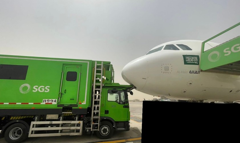 Dumm gelaufen: Das Cateringfahrzeug fuhr mit seiner Ladevorrichtung ...