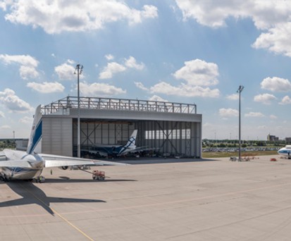 Hangar von Aircraft Maintenance and Engineering Service am Flughafen Leipzig/Halle (hier im August): Regelmäßig sind hier Antonov An-124 zu Gast.