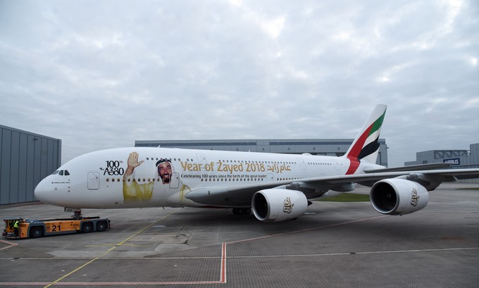 Den hundertsten Superjumbo nahm Emirates im November 2017 mit dieser Spezialbealung entgegen. Mittlerweile hat die Fluglinie 112 der Riesenflieger.