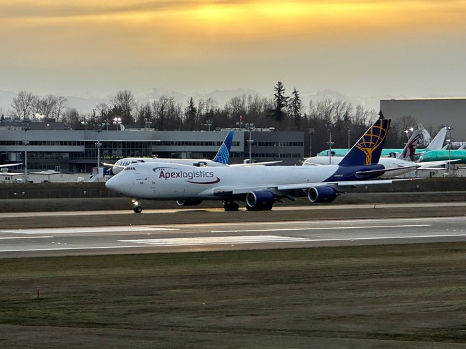 Der Abschied: Die Boeing 747-8 F mit dem Kennzeichen rollt am 1. Februar 2023 zum Anfang von Piste 16R des Paine Field.