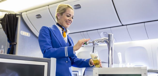 Biertrolley von KLM: Ob das Bier schmeckt wie in der Bar?
