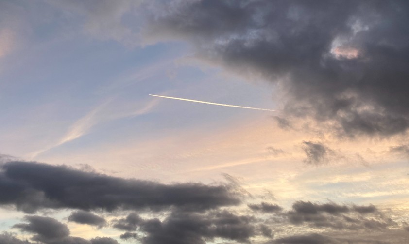 Flugzeug am Himmel über Nordrhein-Westfalen: Es geschah im Reiseflug.