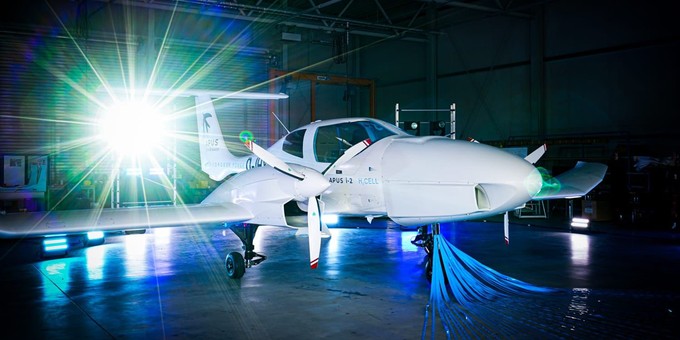 <span style="font-weight: 400;">Mitte September stellte das brandenburgische Start-up <a href="https://www.aerotelegraph.com/das-weltweit-erste-wasserstoff-flugzeug-kommt-aus-brandenburg">Apus Zero Emission mit der Apus Mira (ehemals Apus i-2) das erste wasserstoffbetriebene Kleinflugzeug</a> für vier Personen vor. Die Zulassung ist für 2027 anvisiert.</span>