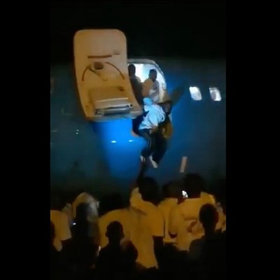 Sprung aus der Boeing 737-800 von Air Congo: Riskant.