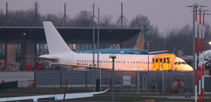 Derweil steht der A319 mit der Kennung D-ASTN der insolventen Germania ungenutzt in Finkenwerder.