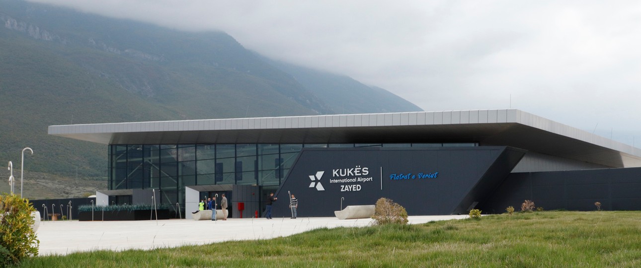 Terminalgebäude von Kukes: Glas und Beton inmitten der Berglandschaft.