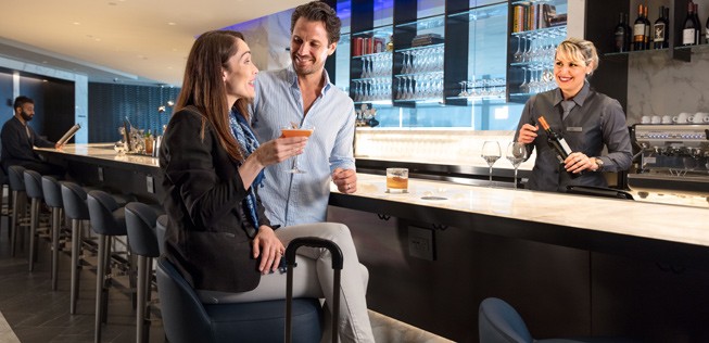 Zudem verfügt die Lounge über eine Cocktailbar.