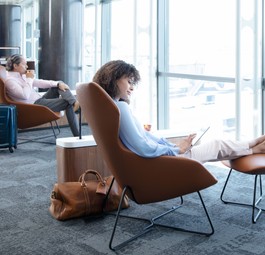 Die neue Lounge von United Airlines in Newark ist sehr hell.