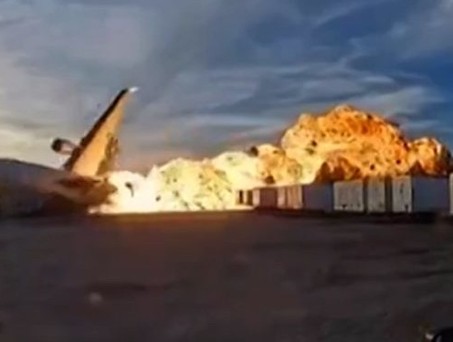 Der Moment des Unfalls: Die McDonnel Douglas MD-11 geht in einem Feuerball auf.