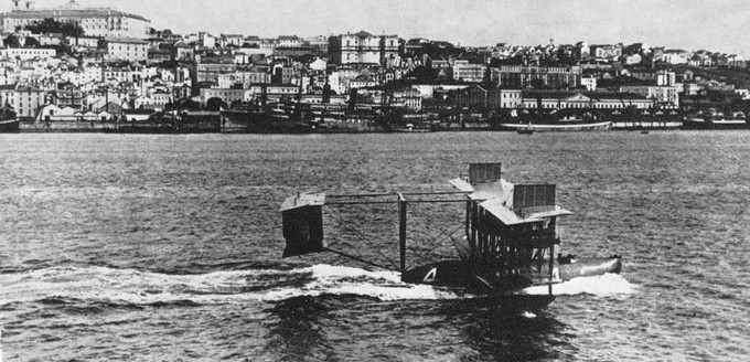 Die Curtiss NC bei Ankunft der US Navy in Lissabon am 27. Mai 1919: Zum ersten Mal überquerte ein Luftfahrzeug aus eigener Kraft den Atlantik.