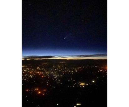 Komet Neowise: Ein Besatzungsmitglied beobachtet ihn vom Flugzeugfenster aus.