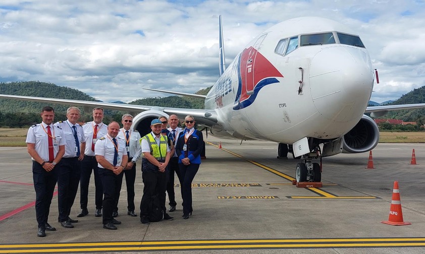 Crew des Fluges in Laos: Ein besonderes Erlebnis.