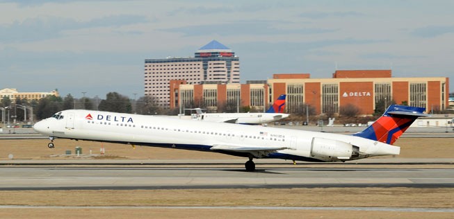 McDonnel Douglas MD-90 von Delta Air Lines: Bereits <a href="https://www.aerotelegraph.com/das-ende-der-md-90-kommt-fruehzeitig">vor einem Jahr beschloss die Airline</a> die Ausflottung ihrer MD-90 vorzuziehen. Genaueres war dazu nicht bekannt. Nach Berichten lokaler Medien beschleunigt Delta die Ausflottung im Rahmen der Corona-Kkrise derzeit weiter.