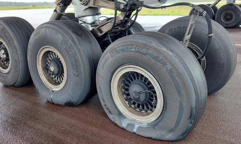 Fahrwerk der Boeing 777 von KLM: Landung mit Komplikationen.