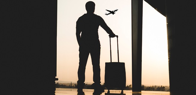 Passagier mit Koffer: Wie hoch Gepäckgebühren sind, ist nicht immer sofort klar.