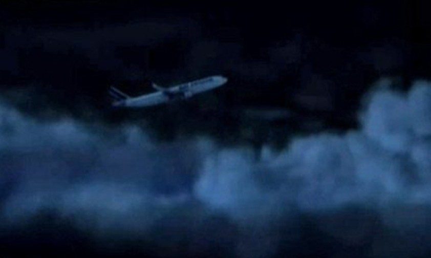 Der Pilot zieht das Flugzeug hoch: So stellte der TV-Sender France 3 die Szene nach.