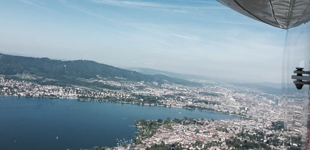 In 24 Stunden verbraucht ein Zeppelin in etwa so viel Treibstoff wie ein Passagierflugzeug beim Rollen vom Gate zur Piste. Die Aussicht ist grandios - wie hier auf den Zürichsee...