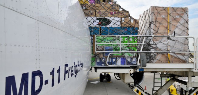 Beladung eines Lufthansa-Frachters: Bald arbeitet die Cargo-Division mit United zusammen.