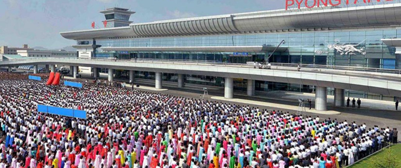 Bei der Eröffnungsfeier waren so viele Menschen am Flughafen wie sonst wohl nie.