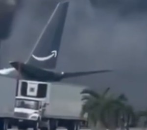Boeing 767 mit Amazon-Bemalung: Das Flugzeug schoss über eine Straße hinaus, der Flughafen wurde geschlossen. 