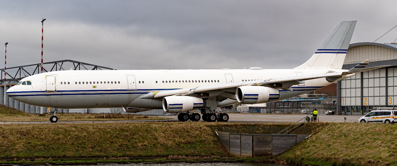 Der Airbus A340-200 mit dem Kennzeichen HZ-124 von Saudi Royal Flight am 18. Januar 2022 in Hamburg: Flog nach Dublin.