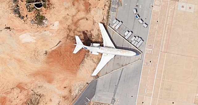 Die verlassene Boieng 727-100 am Flughafen Faro: Das Flugzeug landete am Airport am 11. April 2007.