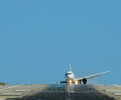 Airbus A321 nimmt bei harter Landung in Skiathos Schaden