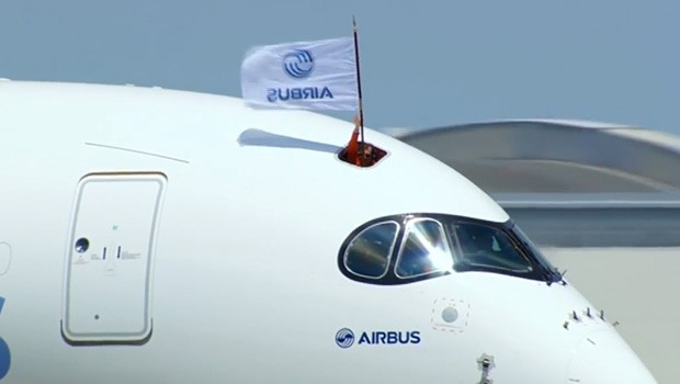 Die Crew winkte aus dem Cockpit mit einer Airbus-Flagge