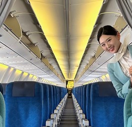 Eine Flugbegleiterin von Korean Air: Die Airline stoppt ihrem Bordservice nun früher.