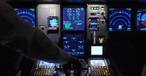 Cockpit in der Nacht: Wie sind Pilotinnen und Piloten angestellt?