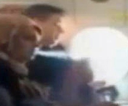 Die Frau an Bord eines MEA-Fluges: Das Verbot missachtet sie.