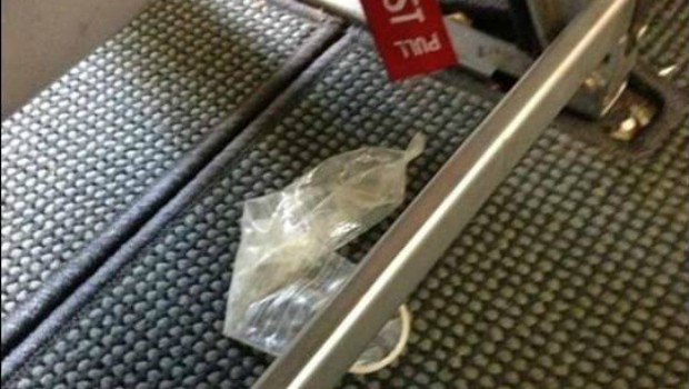 Und zum Schluss: Uns fehlen die Worte. Sex auf der Flugzeugtoilette ist wohl keine Neuigkeit, aber wie das Kondom unter den Sitz kommt, möchten wir uns nicht vorstellen.