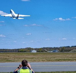 Abflug von D-ABTK in Twente am 26. April: Zwei weitere Boeing 747-400 von Lufthansa bleiben vorerst.