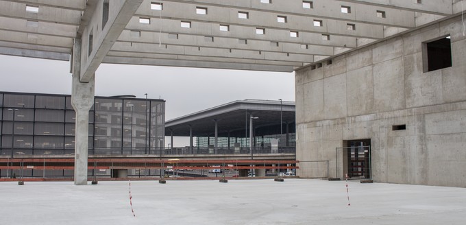 Blick vom Terminal 2 auf das Hauptterminal 1.