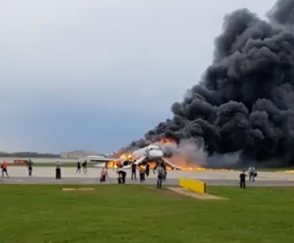 13 Tote bei Bruchlandung eines Superjets in Moskau