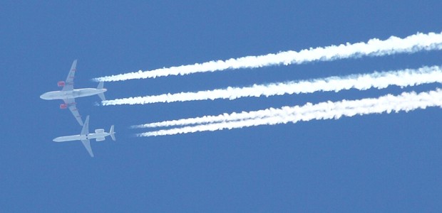 Ein Airbus A319 von Easyjet und eine Embraer ERJ145 begegnen sich: Der Billigflieger ordert weitere Jets.