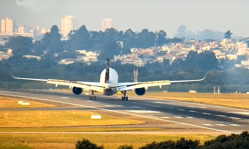 Ein Airbus A350 tanzt über die Landebahn