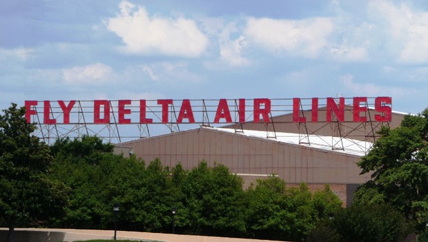 Delta-Werbung am Flughafen in Atlanta: Nach jahrzentelangem Missmanagement musste die Fluggesellschaft 2005 in den Gläubigerschutz - schaffte es aber schon 2007 wieder aus der Krise.