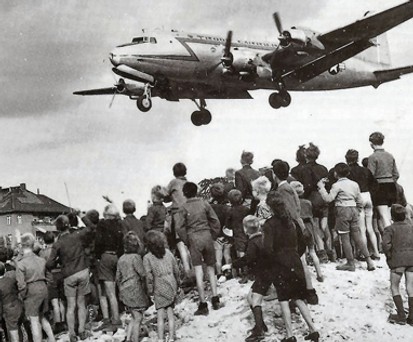 Berliner freuen sich 1948 über die Landung eines Rosinenbombers: Eine Gruppe will die Flieger 2019 zurückbringen.