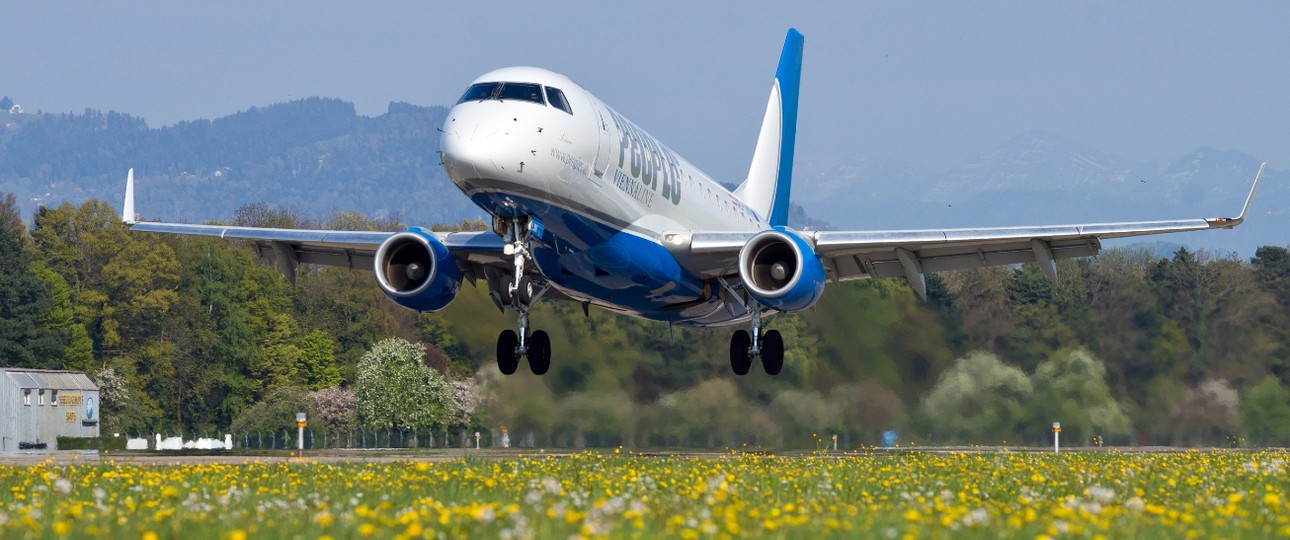 Die Embraer E170 von People's: Aus diesem Flugzeug besteht die Flotte.